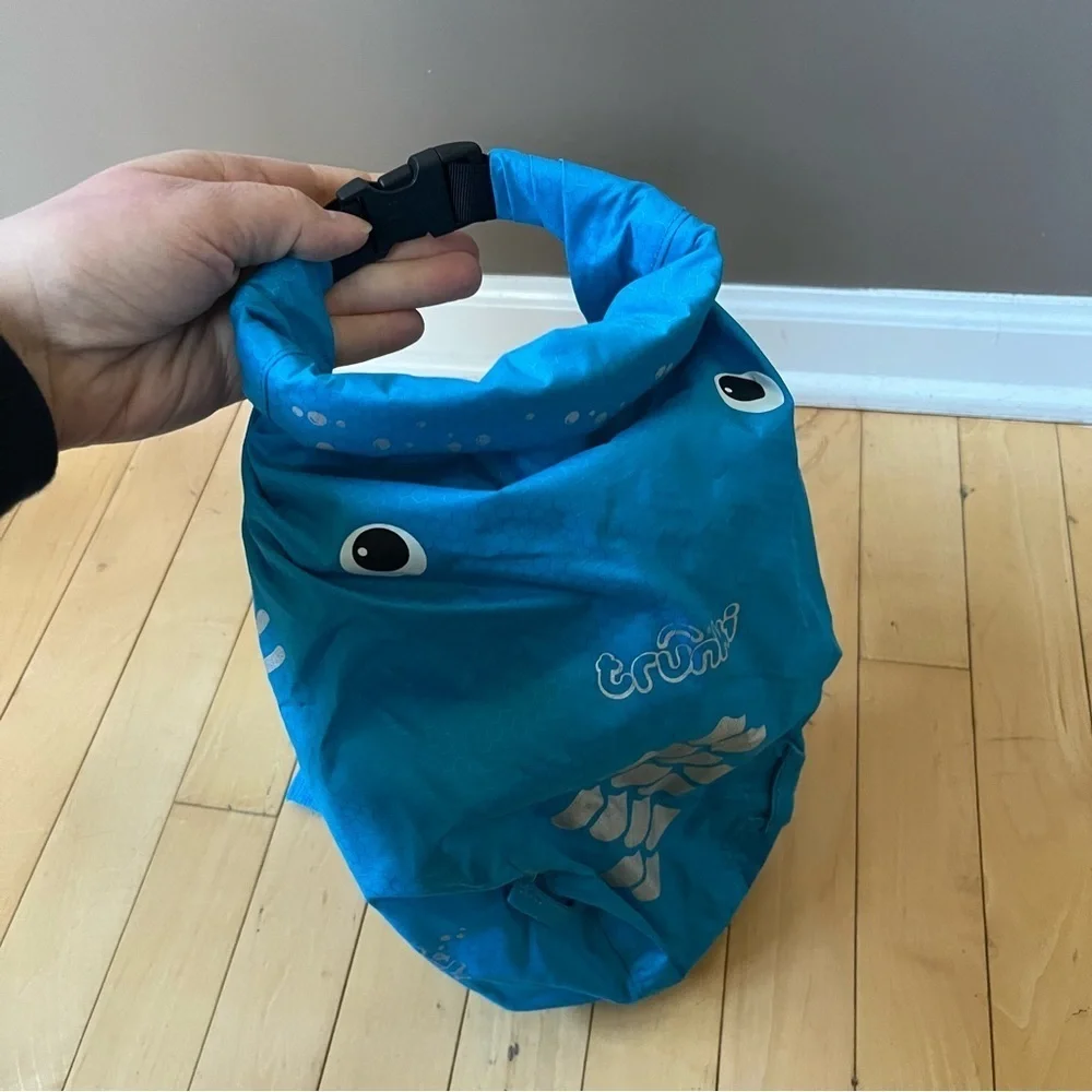 Trunki PaddlePak Kid’s Water-Resistant Backpack Bag Blue Fish Pockets